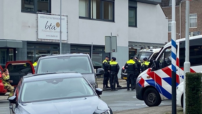 Niekoľkí ľudia boli zadržaní ako rukojemníci v kaviarni v holandskom meste Ede.
