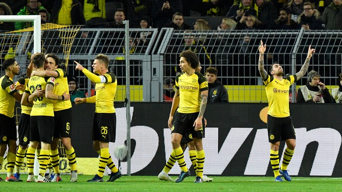 Hráč Dortmundu Paco Alcacer (vpravo) oslavuje so spoluhráčmi druhý gól.