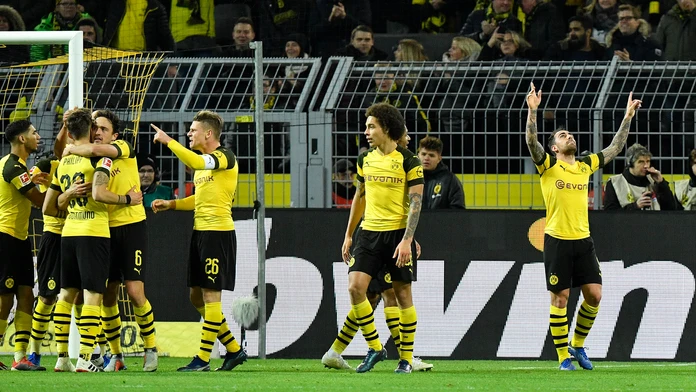 Hráč Dortmundu Paco Alcacer (vpravo) oslavuje so spoluhráčmi druhý gól.