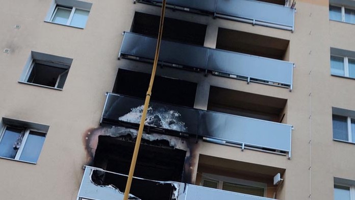 Z horiacej bytovky v Prievidzi evakuovali ľudí.