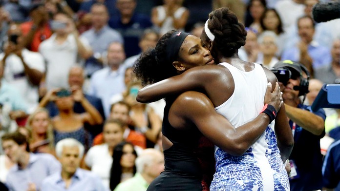 Sesterské objatie po štvrťfinále US Open, v ktorom bola úspešnejšia Serena Williamsová.
