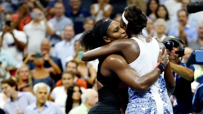 Sesterské objatie po štvrťfinále US Open, v ktorom bola úspešnejšia Serena Williamsová.