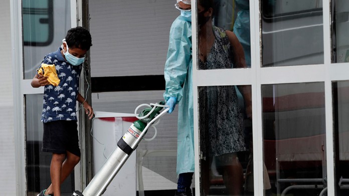 Zdravotný pracovník s kyslíkovou fľašou.