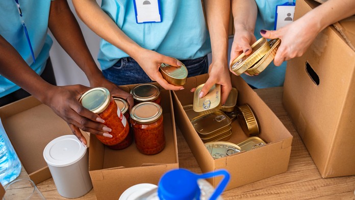 Bratislavské samosprávy spustili hmotné zbierky. Tu sa dozviete, kde môžete veci a potraviny odovzdať