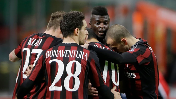Futbalista AC Miláno Mbaye Niang (druhý sprava) sa teší so spoluhráčmi po strelení gólu v zápase Talianskeho pohára.