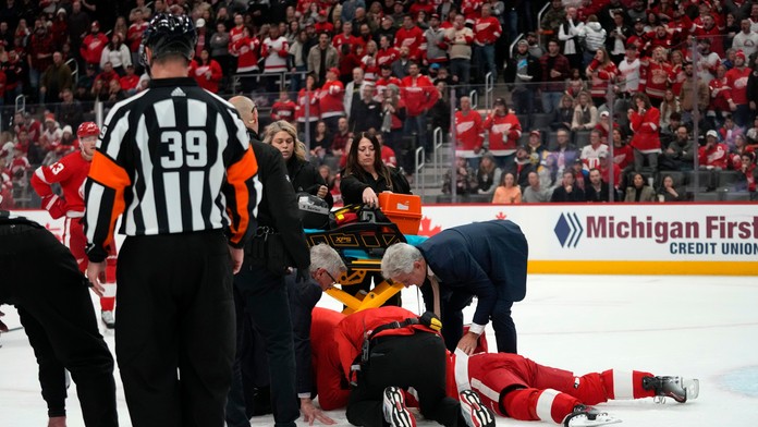VIDEO: Desivé chvíle v NHL. Hviezda Detroitu upadla po zákroku do bezvedomia