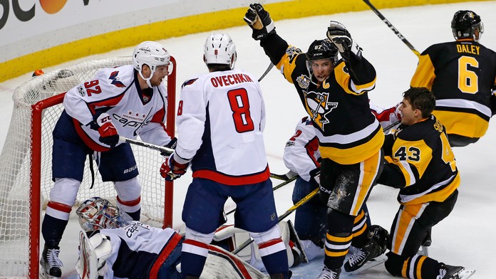 Sidney Crosby oslavuje víťazný gól proti Washingtonu Capitals.