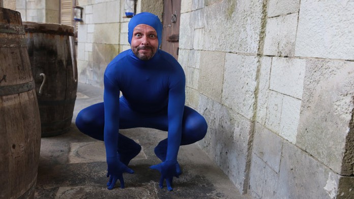Rasťo Sokol ako modrý Spiderman. Prípadne žaba ...