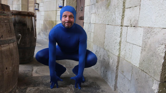 Rasťo Sokol ako modrý Spiderman. Prípadne žaba ...