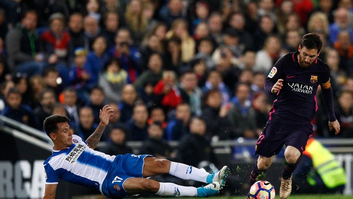 Lionel Messi uniká Hernanovi Perézovi.