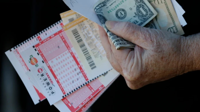Tipijúci, ktorý čaká v rade na podanie lotérie Powerball.