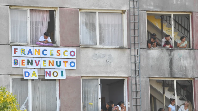 Obyvatelia sídliska Luník IX čakajú na pápeža.