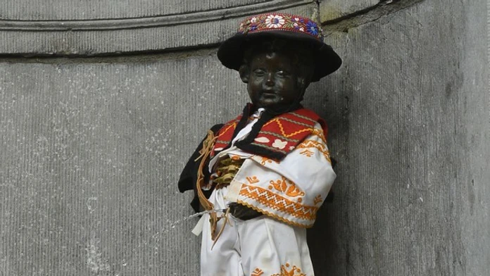 Manneken-Pis v slovenskom kroji.