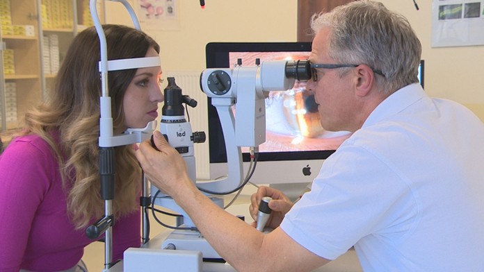 Reportérka TV Markíza Zuzana Javorová na vyšetrení u očného lekára.