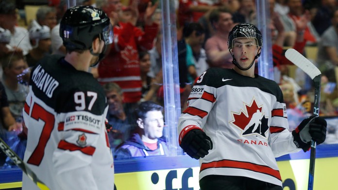 Ryan Nugent-Hopkins z Kanady oslavuje gól so spoluhráčom Connorom McDavidom v dueli na MS 2018 proti Nemecku.