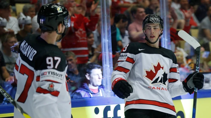 Ryan Nugent-Hopkins z Kanady oslavuje gól so spoluhráčom Connorom McDavidom v dueli na MS 2018 proti Nemecku.
