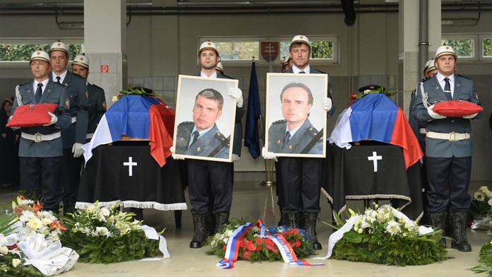 Posledná rozlúčka so zosnulými príslušníkmi OR HaZZ v Prešove Radoslavom Lackom (na fotografii vpravo) a Petrom Toďorom.