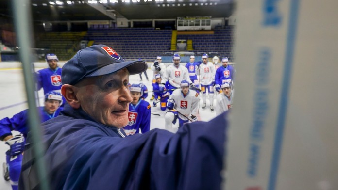 Na snímke tréner Craig Ramsay počas tréningu hokejovej reprezentácie.