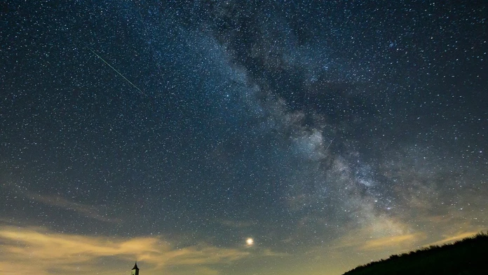 Meteor prelieta ponad kostolom v Gemerskom Jablonci. Na fotke tiež vidiet Mars a Mliečnu dráhu.