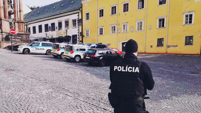 Na snímke policajt v centre Banskej Štiavnice.