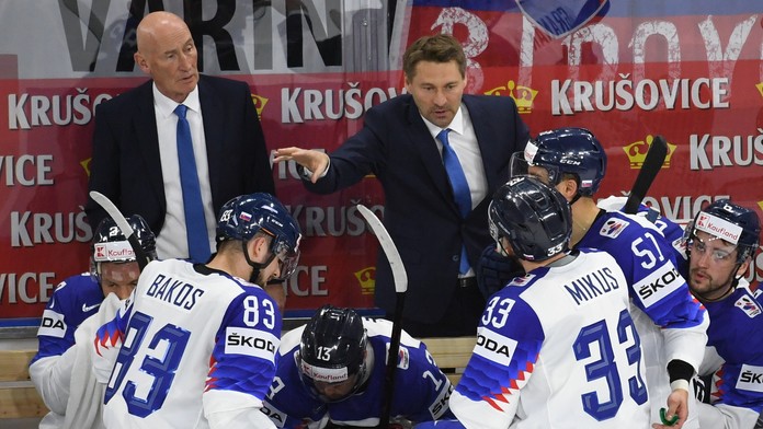 Vladimír Országh a Craig Ramsay dávajú pokyny hokejistom v zápase Slovensko - Česko.