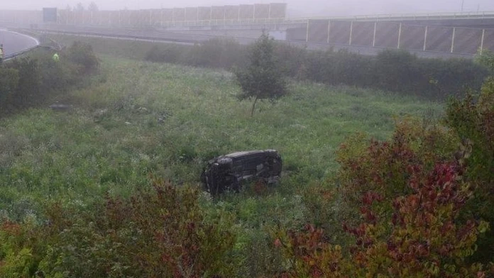 Z diaľnice D3 pri Dolnom Hričove vyletelo nadránom auto s dvomi mužmi. Mladší nehodu neprežil