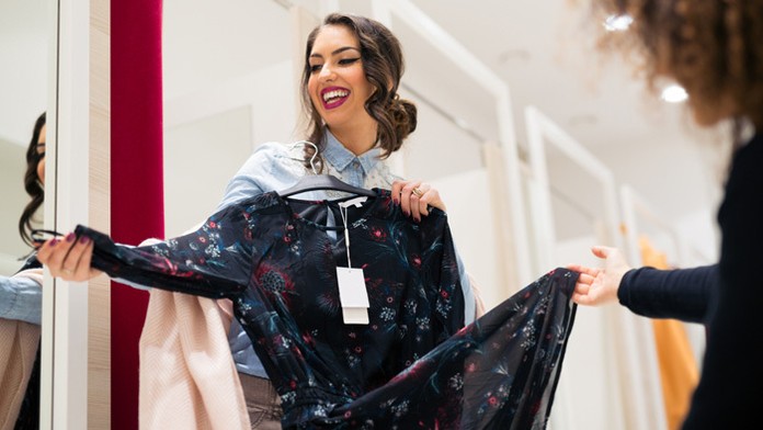 Nové oblečenie z obchodu treba vyprať, varujú odborníci.