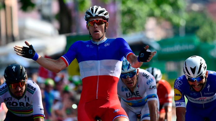 Na snímke francúzsky cyklista Arnaud Demare z tímu Groupama-Fdj sa teší po triumfe v sobotňajšej 8. etape