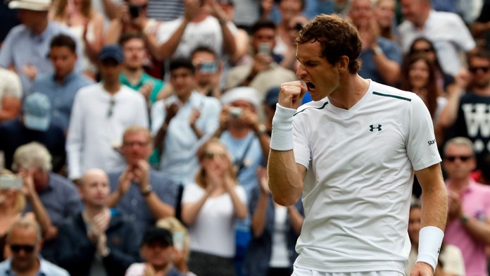 Brit Andy Murray sa teší z víťazného úderu v 1. kole Wimbledonu 2017.