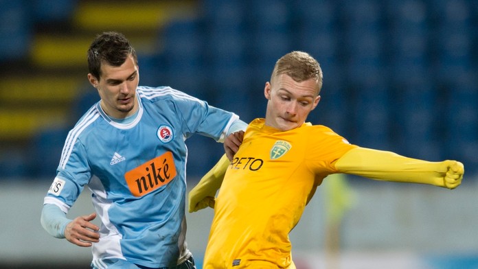 Na snímke vľavo František Kubík (Slovan) a vpravo Lukáš Čmelík (Žilina)
