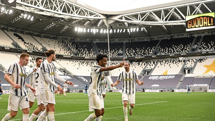 Juan Cuadrado z Juventusu oslavuje gól proti Interu Miláno.