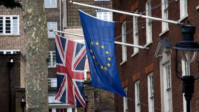 Zástava EÚ a britská zástava vejú pred Európskym domom v Londýne.