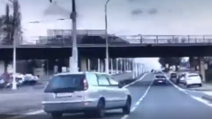 Bezohľadná jazda vodiča fiatu.