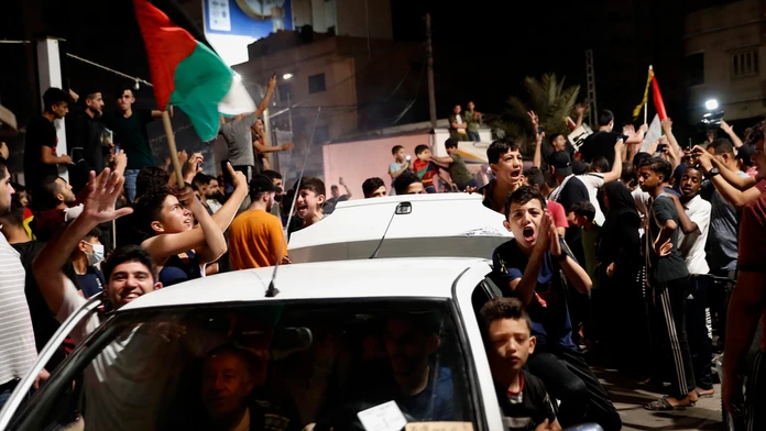 Palestínčania v Gaze oslavujú po vyhlásení prímeria medzi Hamasom a Izraelom.