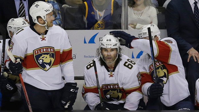 Colton Sceviour (vpravo) z Floridy Panthers gratuluje Jaromírovi Jágrovi (68) k 1900. bodu v NHL.