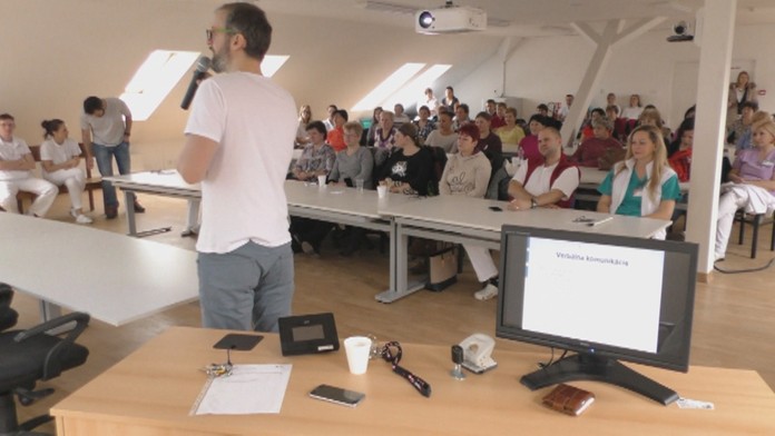 Zamestnanci nemocnice sa zúčastnili na školení. 