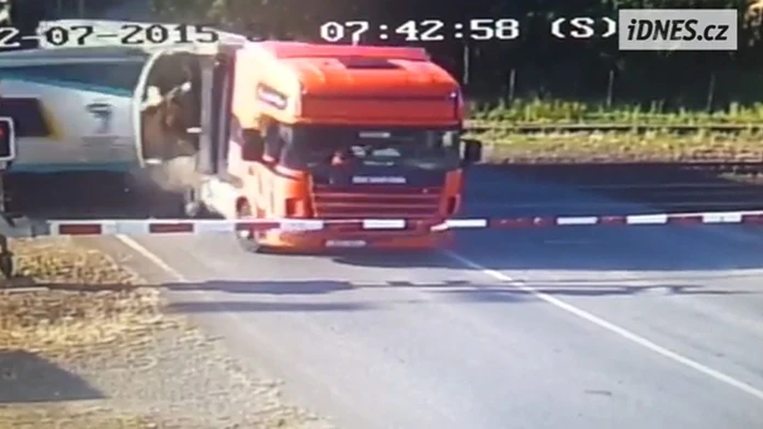 Zrážka kamiónu a vlaku v Studénce.