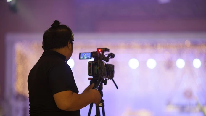 Kritizovaný poplatok sa netýka len influencerov. Spozornieť by mali napríklad aj kameramani či kaviarne