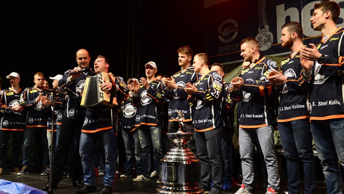 Oslavy extraligového titulu hokejistov HC Košice s harmonikárom Tiborom Kutálkom.