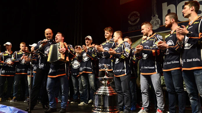 Oslavy extraligového titulu hokejistov HC Košice s harmonikárom Tiborom Kutálkom.