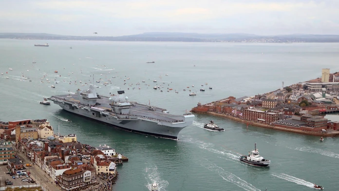 Nová britská vlajková loď HMS Queen Elizabeth.