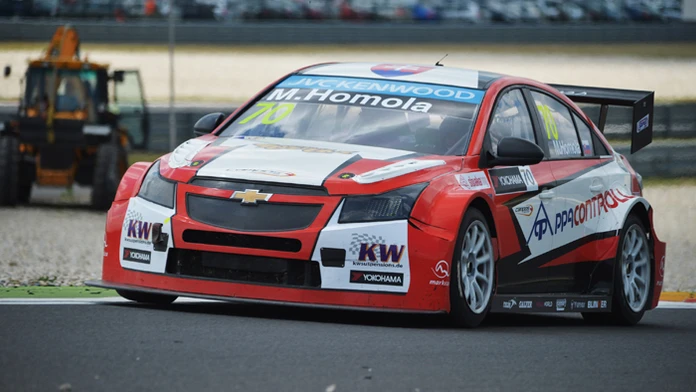 Na archívnej snímke Matej Homola v Chevrolete Cruze počas pretekov WTCC na okruhu Slovakia Ring v Orechovej Potôni.