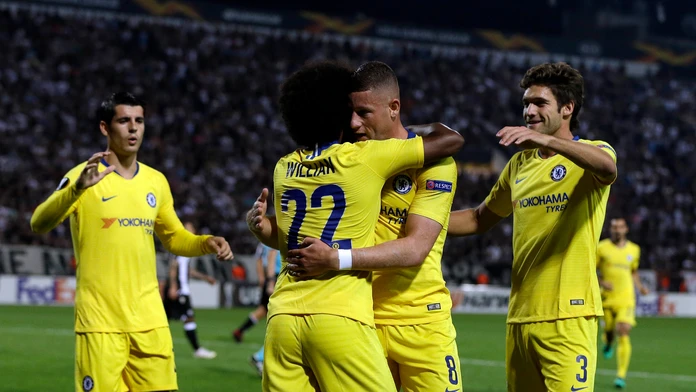 Willian (druhý zľava) prijíma gratulácie od spoluhráčov z Chelsea po góle na pôde PAOK Solún v dueli EL.