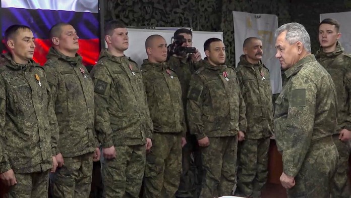 Moskovský psychiater vyzýva mužov so samovražednými sklonmi, aby išli do armády