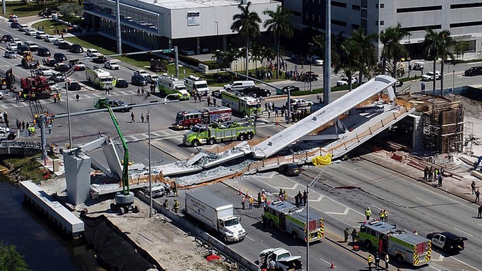V meste Miami v americkom štáte Florida sa zrútil most pre peších.
