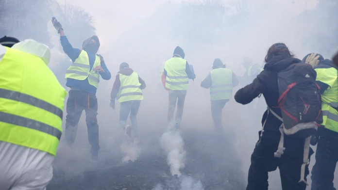 Polícia používa slzotvorný plyn na demonštrantov v žltých vestách  na parížskom bulvári Champs-Elyssés.