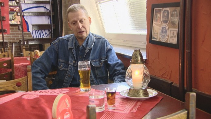 Kamarát zosnulého.