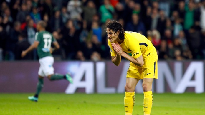 Útočník PSG Edinson Cavani reaguje v ligovom dueli na pôde Saint-Étienne.