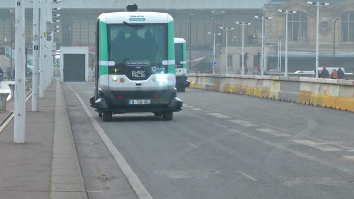 Nový samojazdiaci autobus v Paríži.