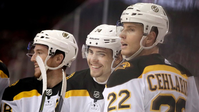 Marián Gáborík v prvom zápase od zranenia padá na ľad po údere od Jordana Martinooka.